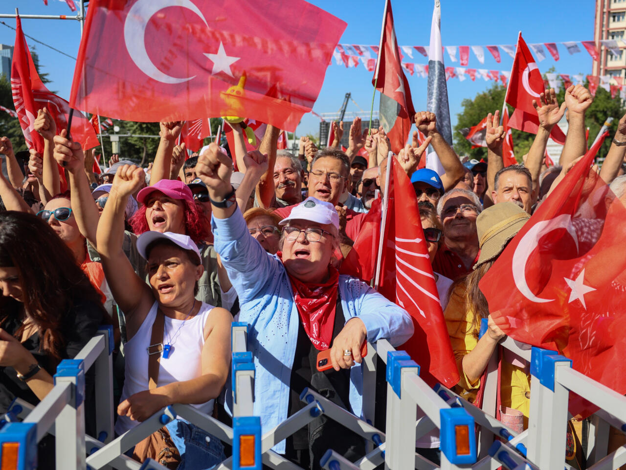 Turquie : des dizaines de milliers de personnes défilent à Ankara pour  soutenir l'opposition - France 24