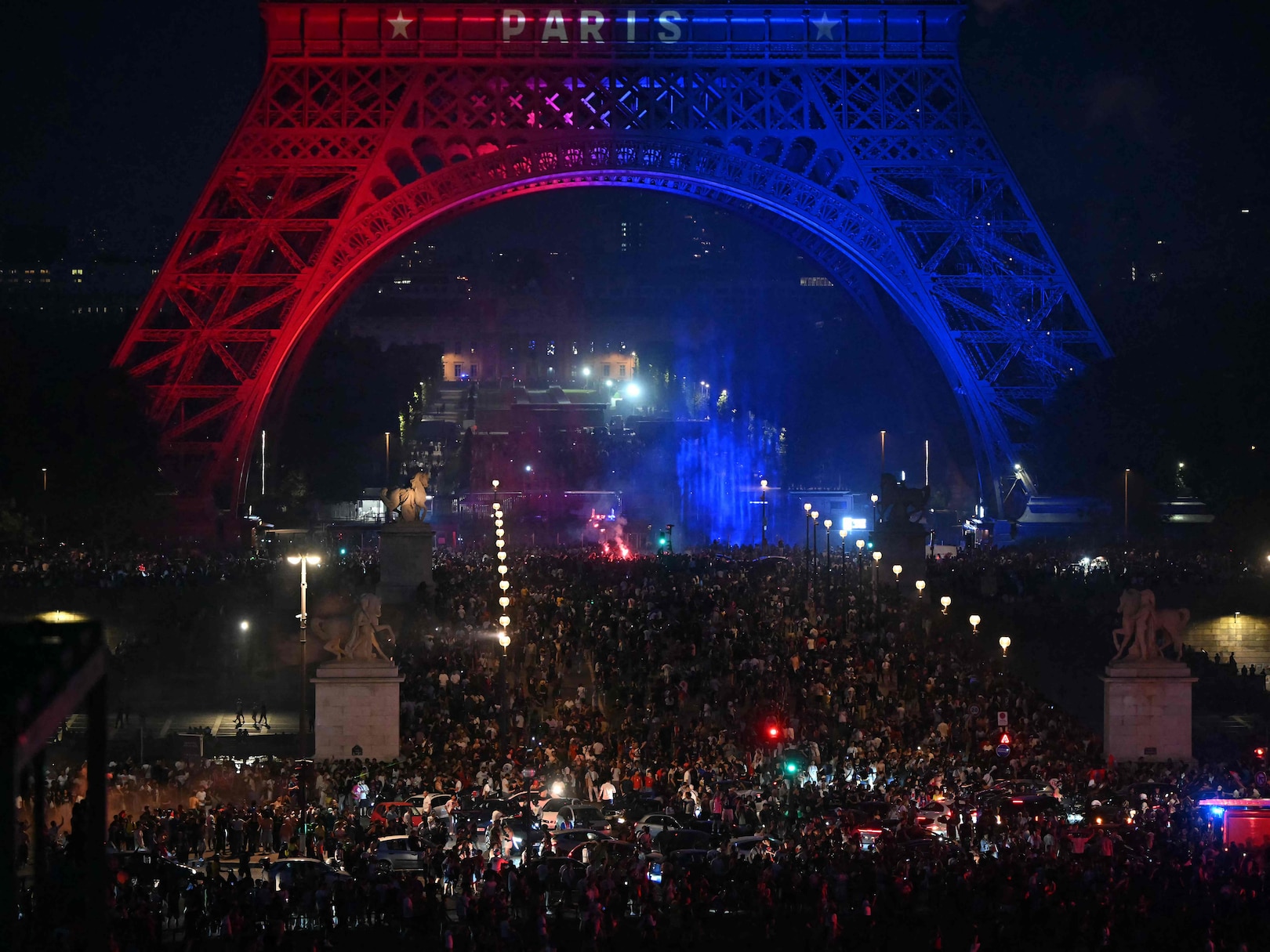 Paris en bleu et rouge après la victoire du PSG en Ligue des champions :  des milliers de supporters célèbrent le sacre dans la capitale - La Libre