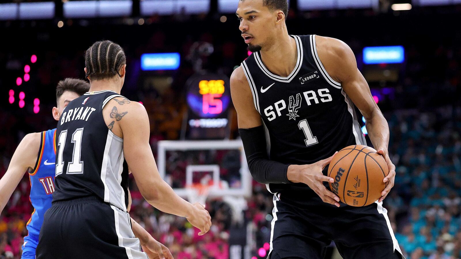 Finale de conférence NBA : les Spurs battus par le Thunder, qui mène 2-1,  Victor Wembanyama peu inspiré - Le Parisien