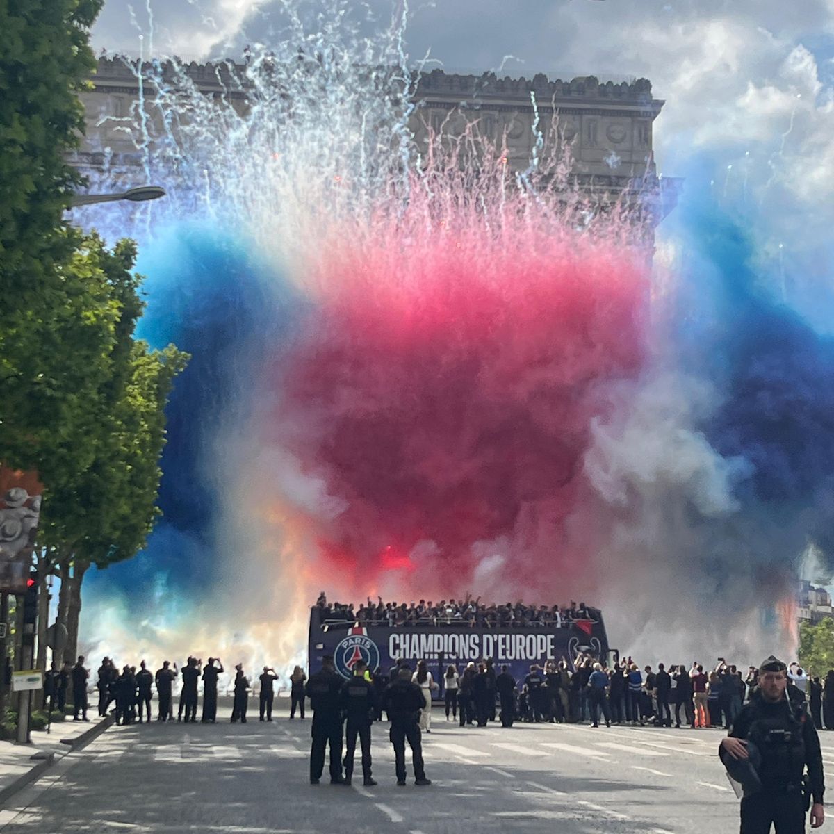 REPLAY. Champs-Élysées, Palais de l'Élysée et Parc des Princes : revivez la  journée folle du PSG