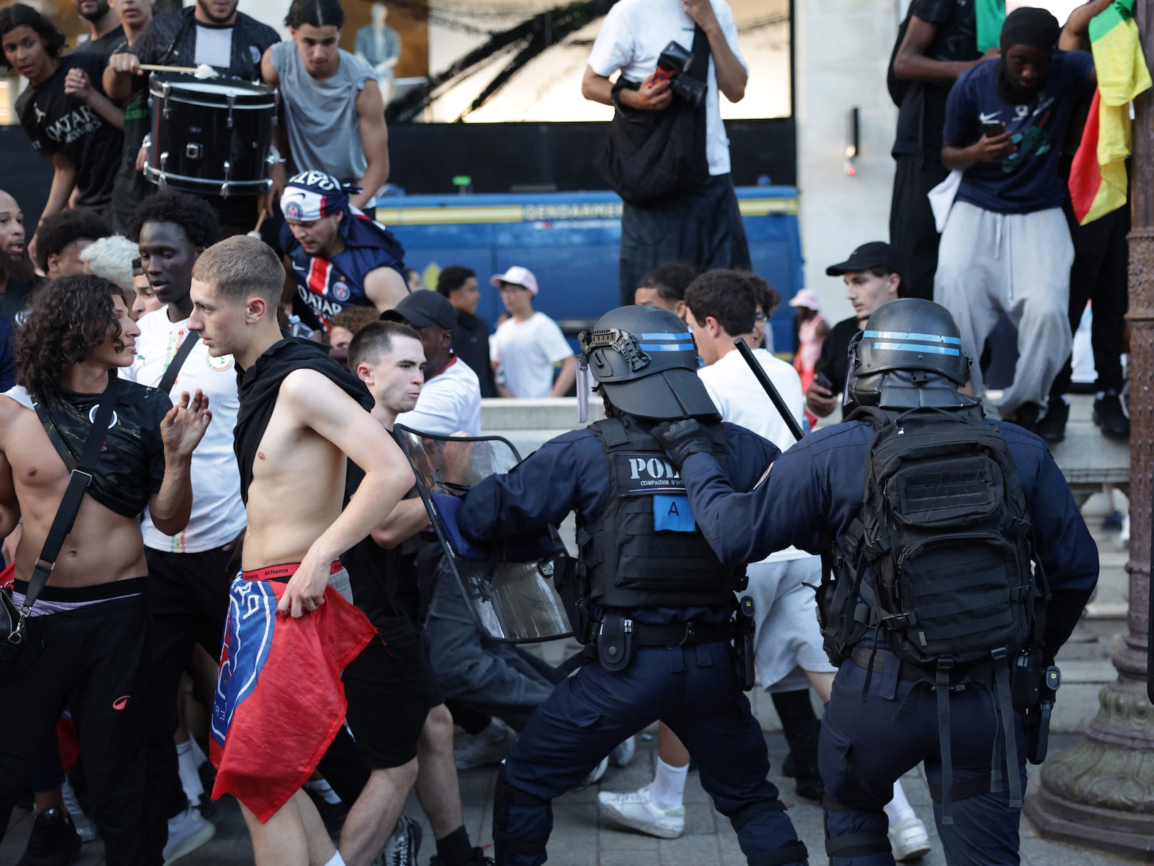 Tensions après la victoire du PSG : plus de 200 interpellations à Paris -  La Libre