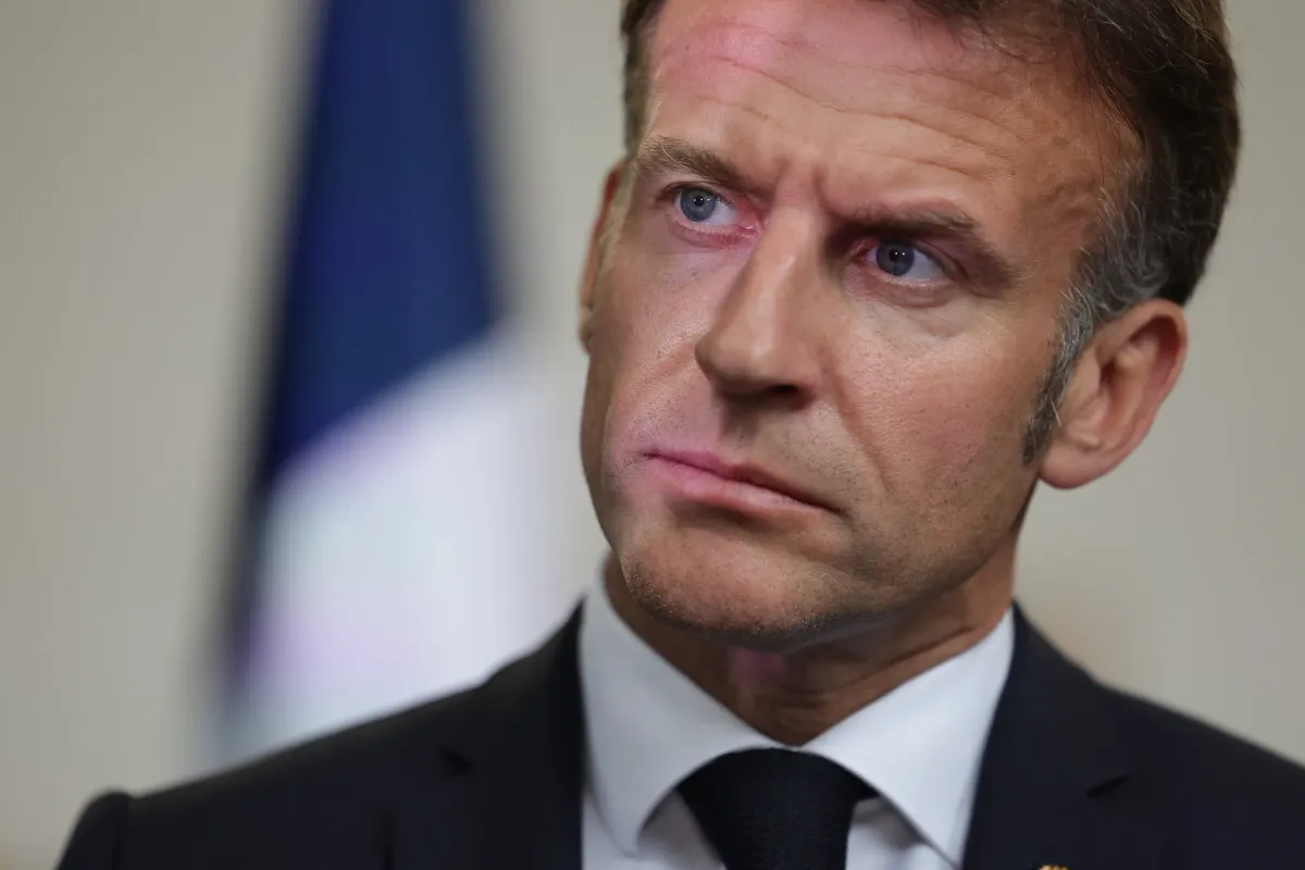Face à l'"accélération" des États-Unis et de la Chine dans ces technologies,  Emmanuel Macron va annoncer 1,55 milliard d'euros de financements  supplémentaires pour les filières quantique et électronique