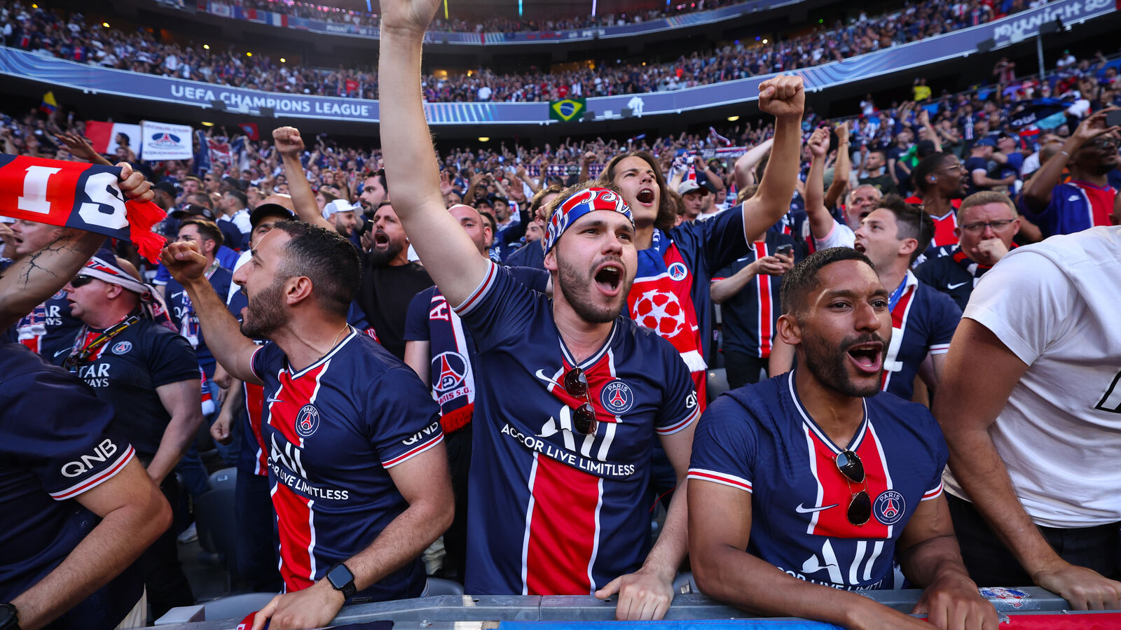 S'il faut dormir dans la gare, je le ferai » : les fans du PSG prêts à tout  pour assister à la finale de Ligue des champions - Le Parisien