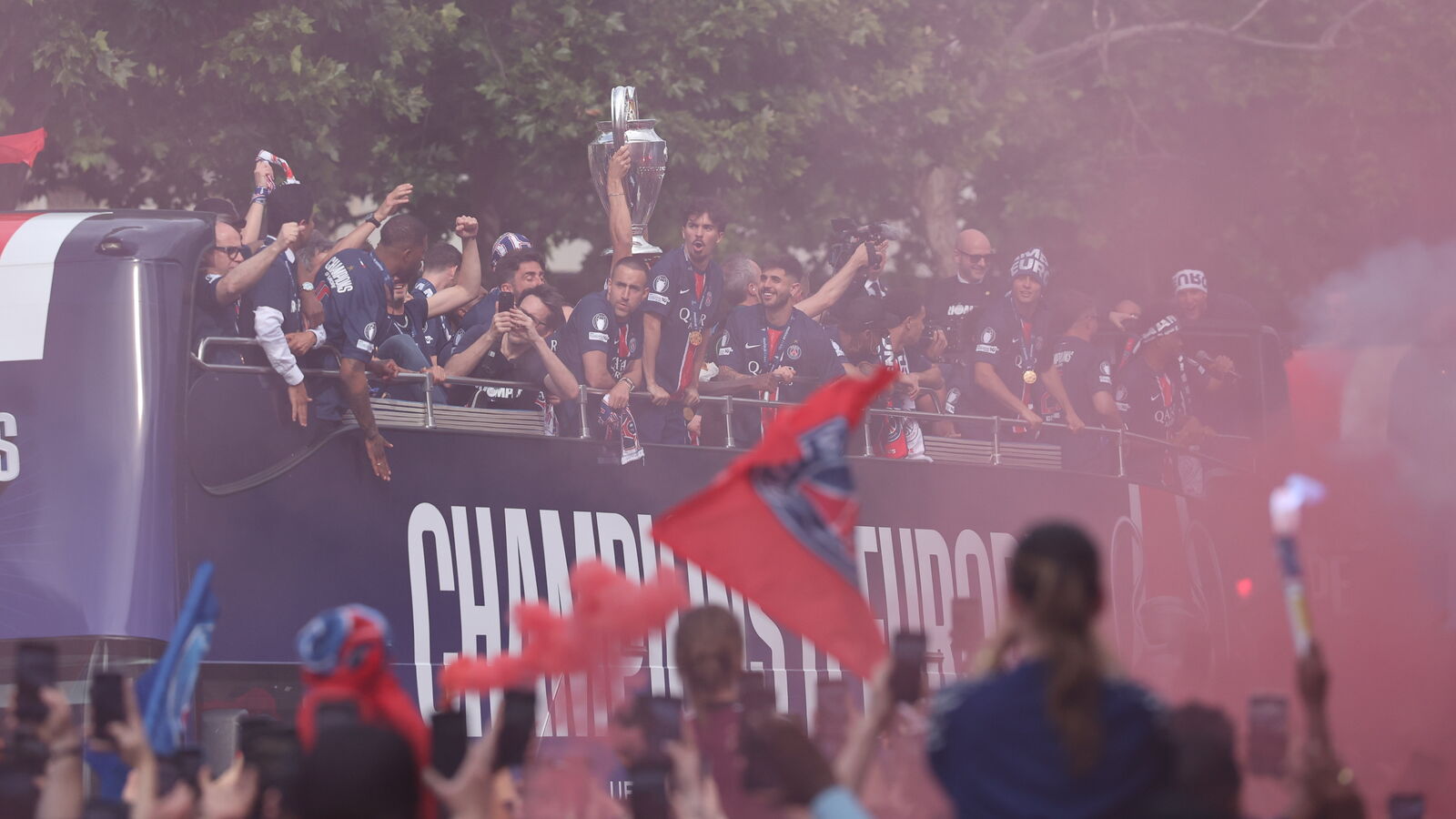 En cas de débordements au Champ-de-Mars, le PSG devra payer, prévient la  Ville de Paris - Le Parisien
