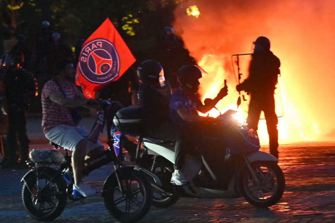 Vidéos] Un véhicule blesse deux piétons à Paris, plus de 400  interpellations en France après la victoire du PSG