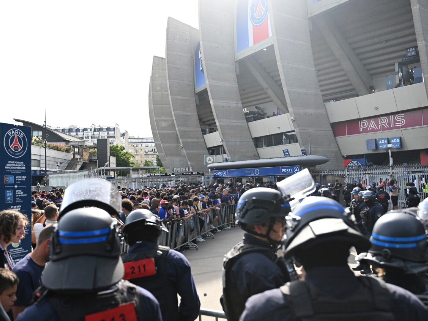 Football: liesse à Paris après le sacre du PSG, où la tension monte - SWI  swissinfo.ch