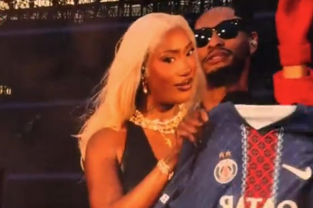 Le PSG annonce un maillot collector « deux étoiles »... déjà étrenné par Aya  Nakamura durant son concert au Stade de France