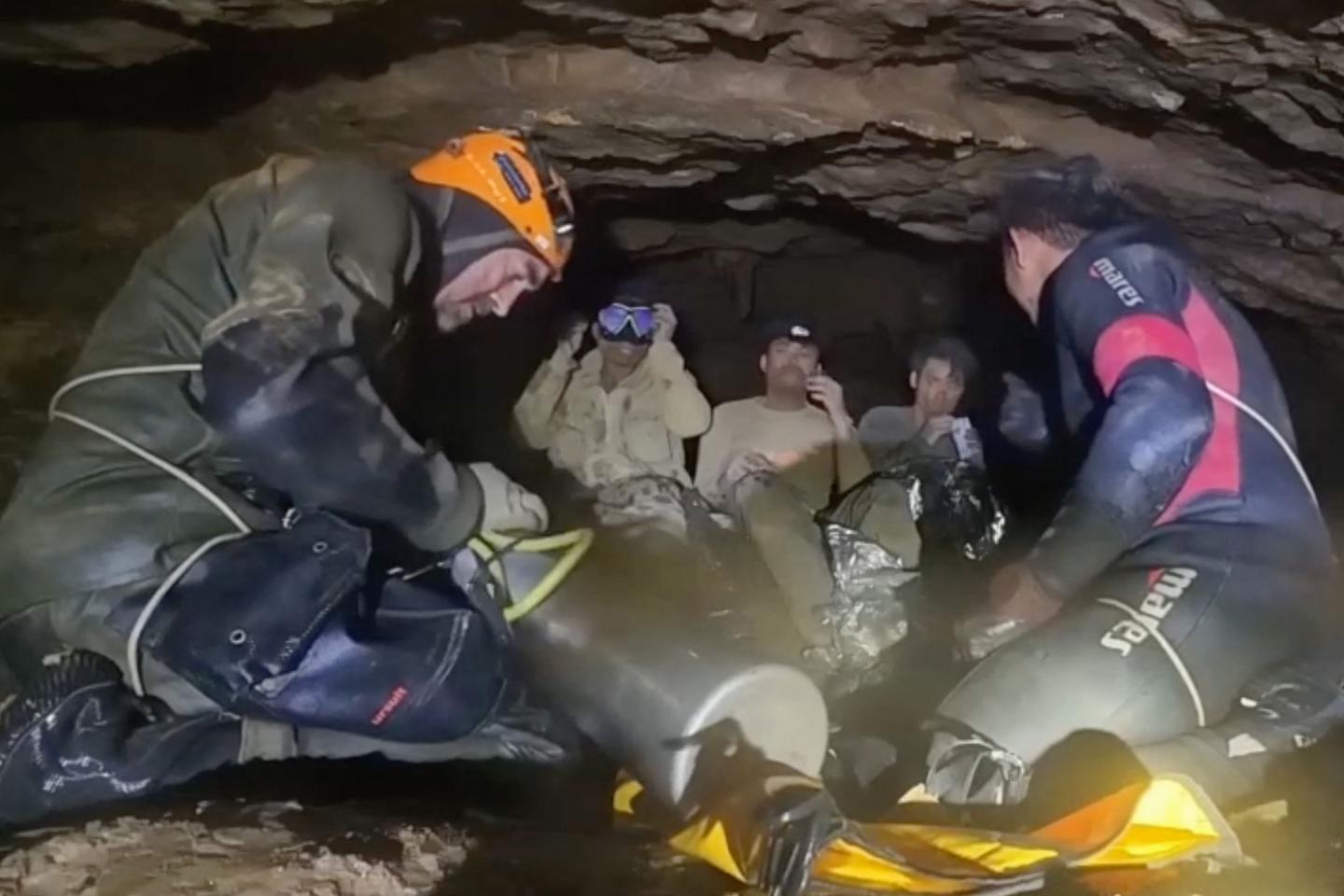 Au Laos, quatre personnes supplémentaires ont pu sortir saines et sauves de  la grotte où elles étaient coincées
