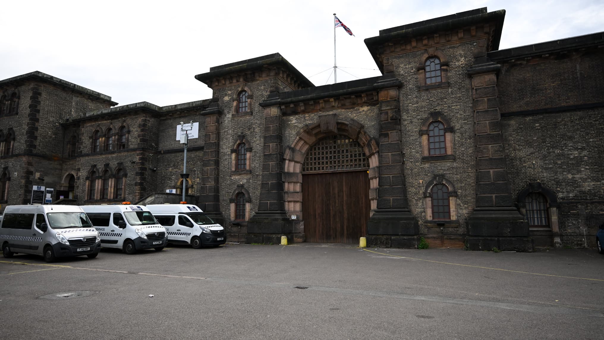 L'un des deux détenus recherchés après sa libération par erreur s'est rendu  de lui-même à la prison de Londres