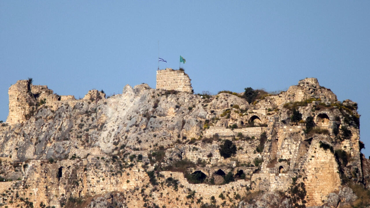 En direct : l'armée israélienne hisse son drapeau sur le château  stratégique de Beaufort, dans le sud du Liban - France 24