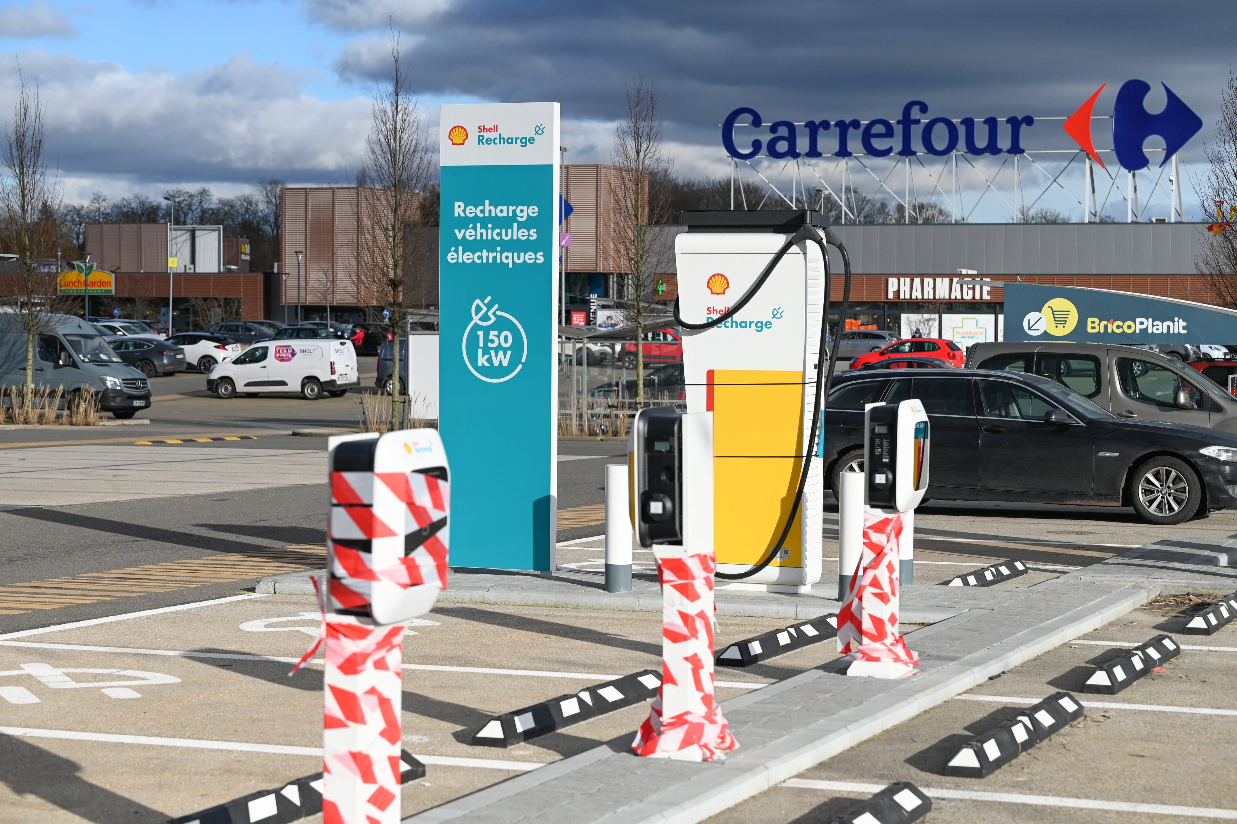 Voitures électriques : les grandes surfaces tiennent leurs clients par les  bornes