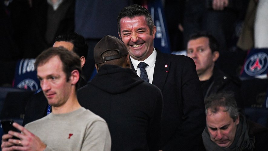 VIDÉO. Finale PSG - Arsenal : "Mais quelle honte"... Un député français  célèbre la victoire parisienne en grimpant sur le capot d'une voiture -  ladepeche.fr