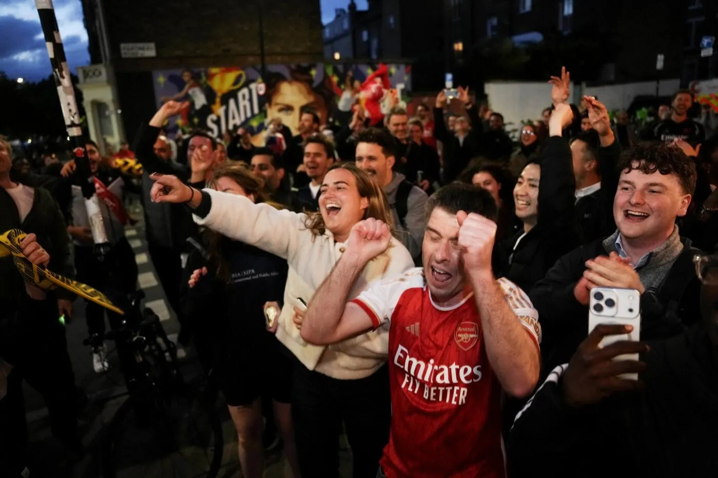 Scènes de liesse devant l'Emirates après l'officialisation du titre d' Arsenal - Angleterre - Arsenal - SO FOOT.com