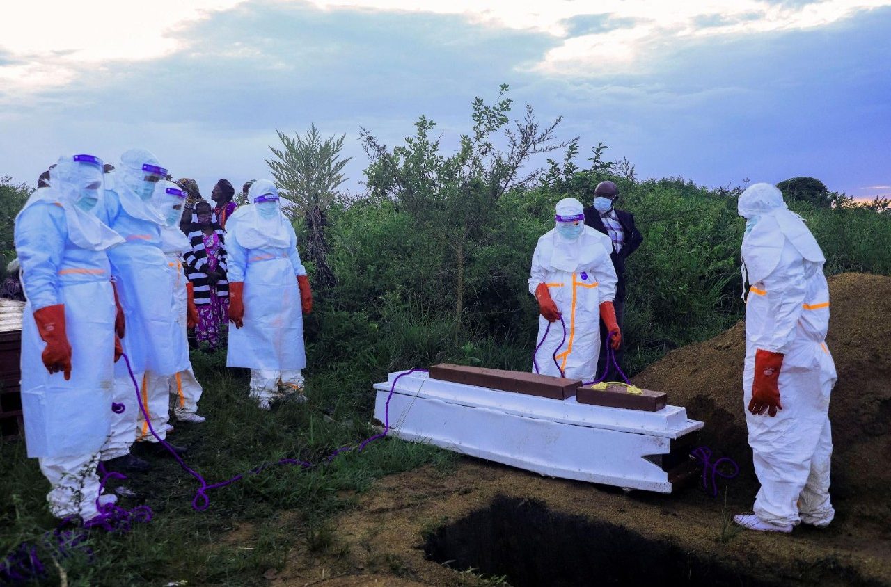 Ebola en RDC: veillées funéraires et rassemblements interdits en Ituri -  Vatican News