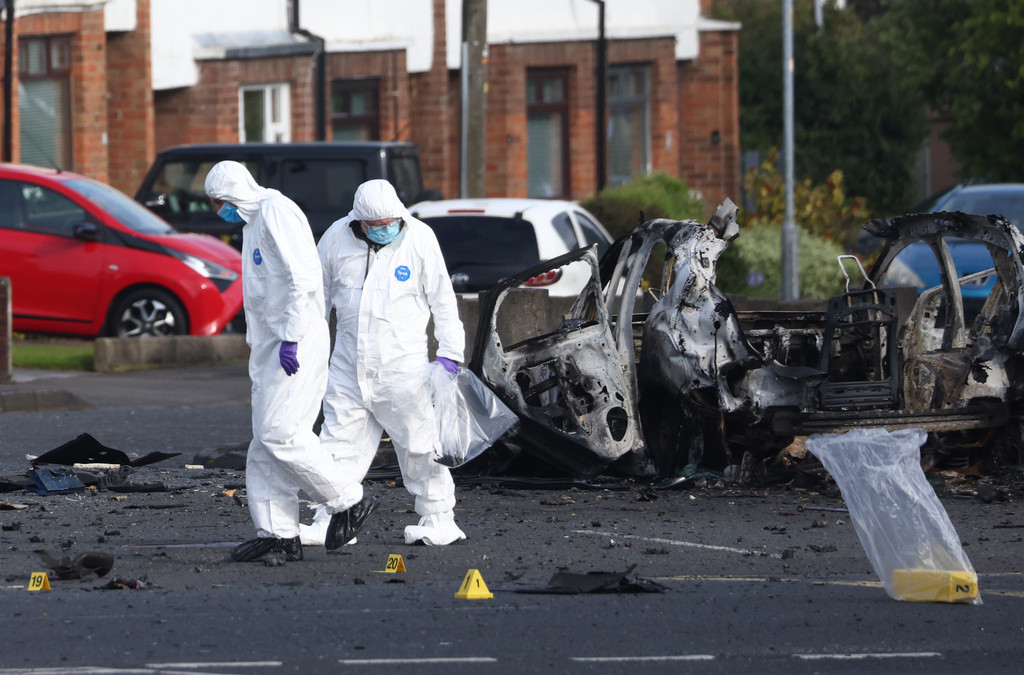 Irlande du Nord: une voiture piégée explose devant un commissariat