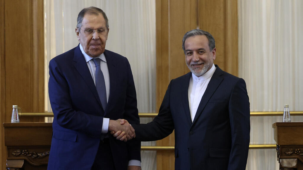 L'Iran rejette toute négociation directe avec Washington sur le nucléaire  et resserre ses liens avec Moscou - RFI