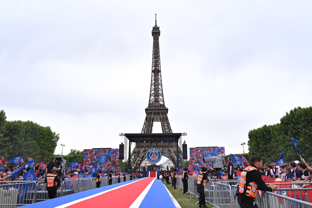 Direct. PSG champion d'Europe : les joueurs sont arrivés au Champ-de-Mars  pour présenter le trophée aux supporters