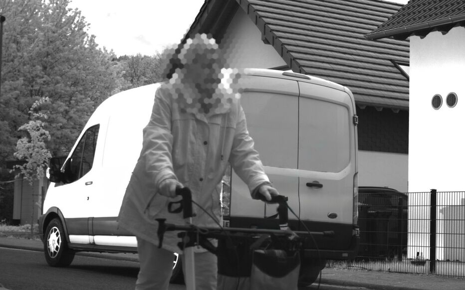 La photographie d'une mamie en déambulateur, flashée par un radar, devient  virale en Allemagne - Le Parisien