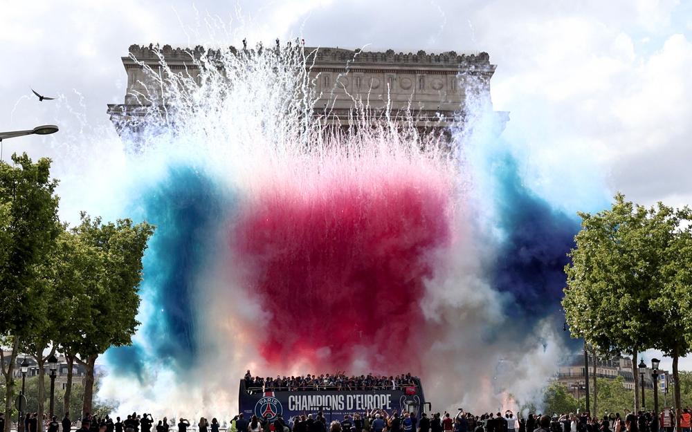 En images : la parade des joueurs du PSG sur les Champs-Élysées ce dimanche