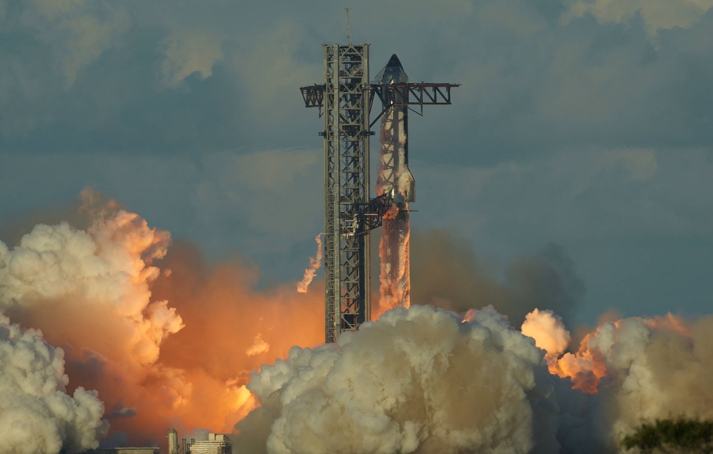 Etats-Unis : L'explosion d'une fusée Starship a-t-elle mis en danger les  passagers de trois avions de ligne ?