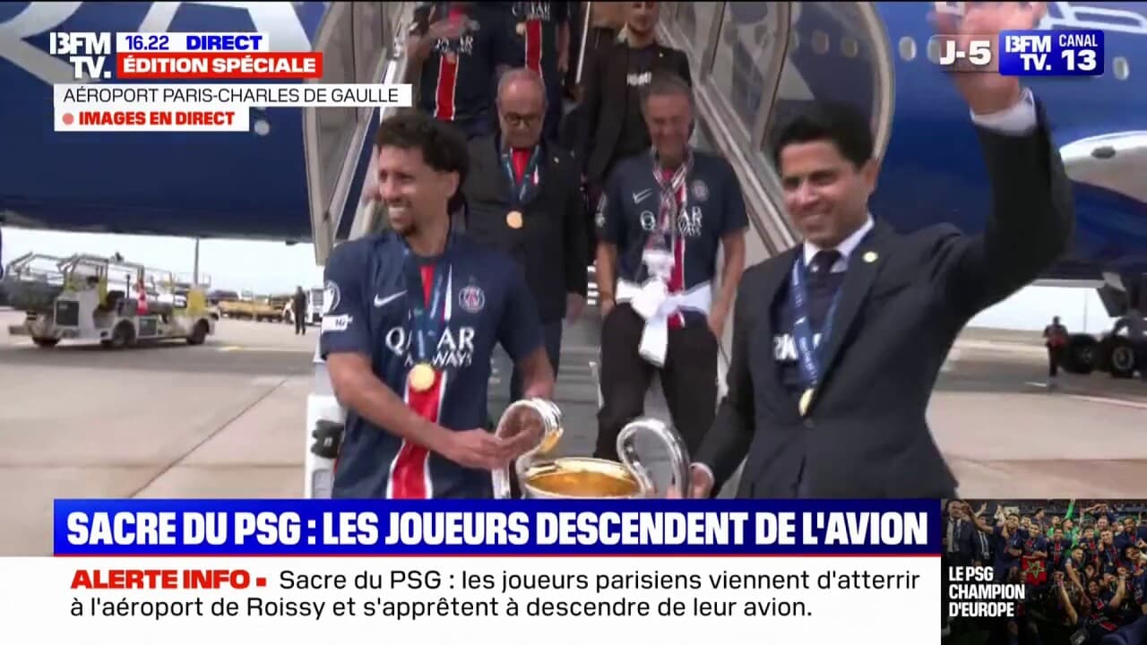 Sacre du PSG: le capitaine Marquinhos et le président du club Nasser al- Khelaïfi brandissent la coupe de la Ligue des champions sur le tarmac de  l'aéroport