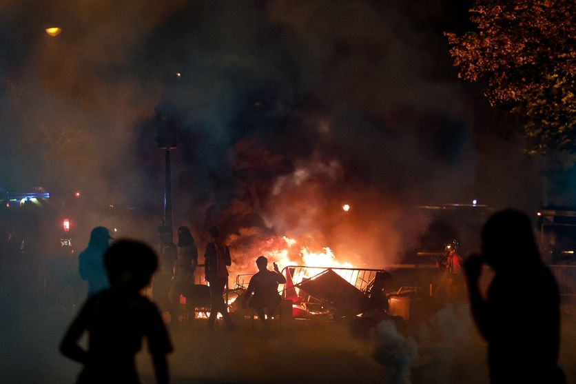 Le PSG fêté sous haute surveillance à Paris, après une nuit d'incidents  endeuillée par un mort
