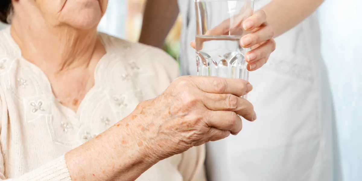 Insolite en Suisse : une facture de 800 euros par mois pour deux verres  d'eau en maison de retraite | Planet.fr