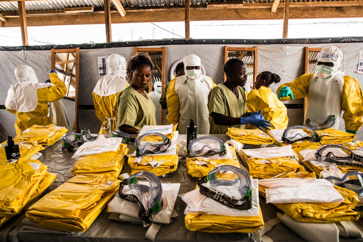 Pour endiguer l'épidémie Ebola, il faut impérativement réunir des moyens  financiers en soutien aux travailleurs en première ligne