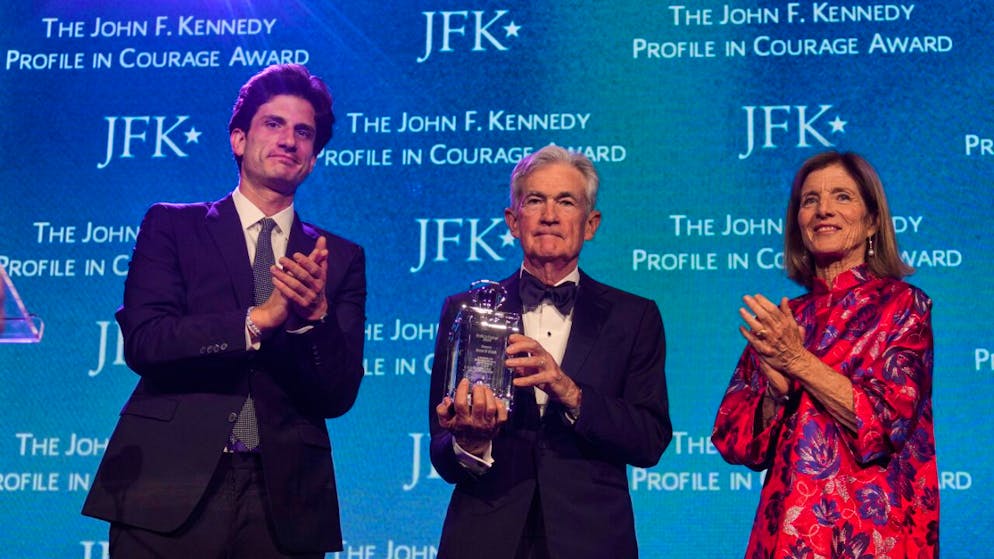 Politique monétaire: L'ex-président de la Fed Powell défend l'indépendance  de la banque | blue News