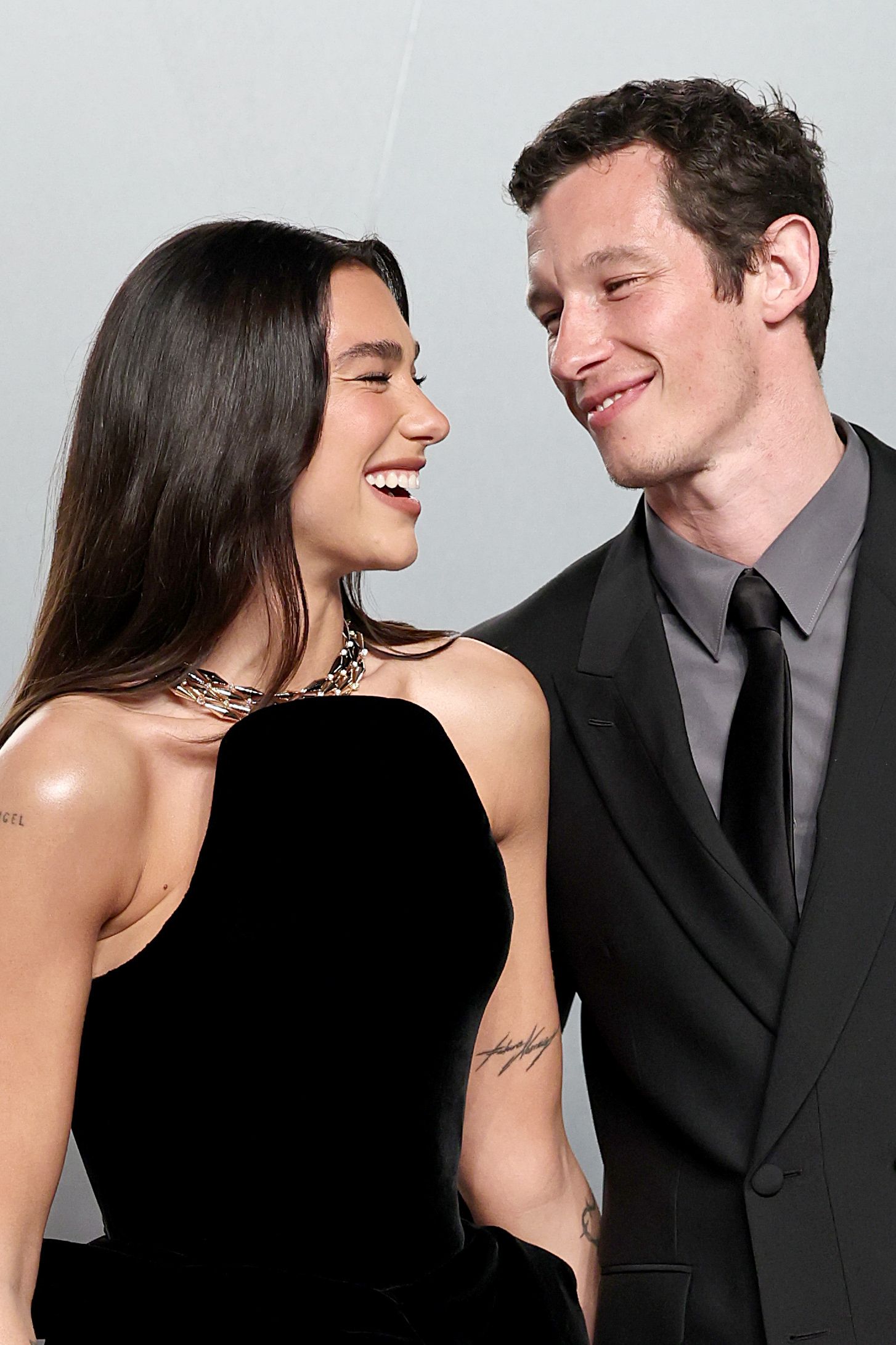 Dua Lipa et Callum Turner se sont mariés en secret à Londres… et la mariée  portait du Schiaparelli | Vogue France