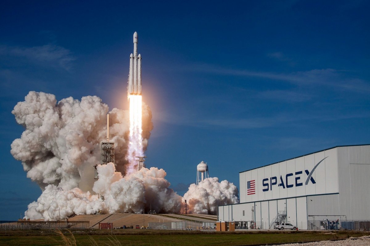 SpaceX devient le principal fournisseur réseau de l'armée américaine en  orbite : Tech - Orange