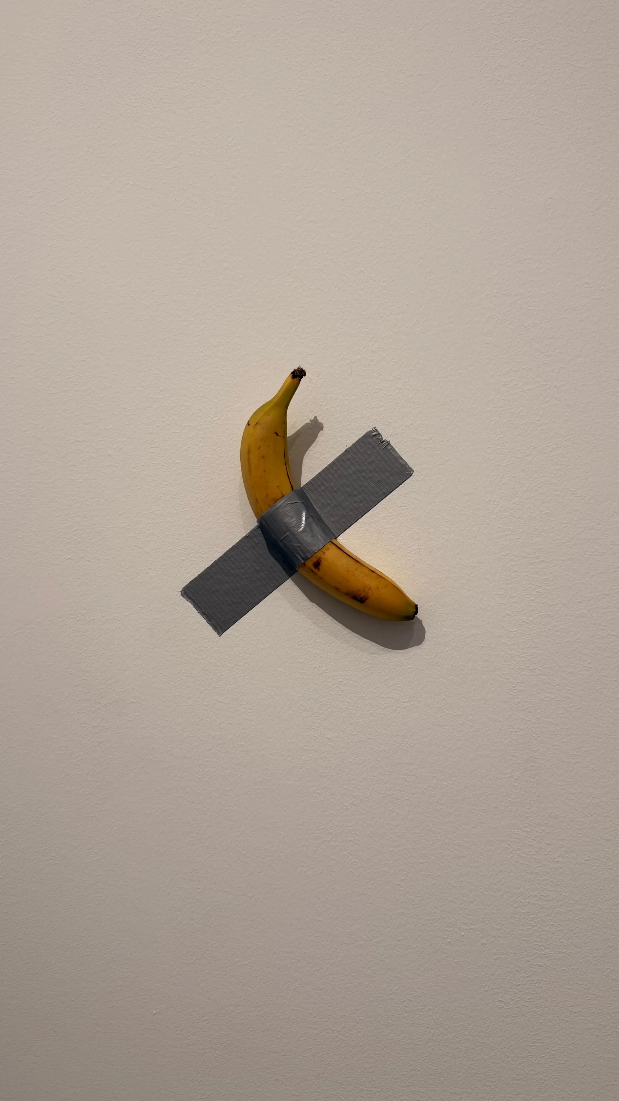 Comedian", l'oeuvre de Maurizio Cattelan composée d'une banane "scotchée"  au mur, volée au Centre Pompidou Metz | France Inter