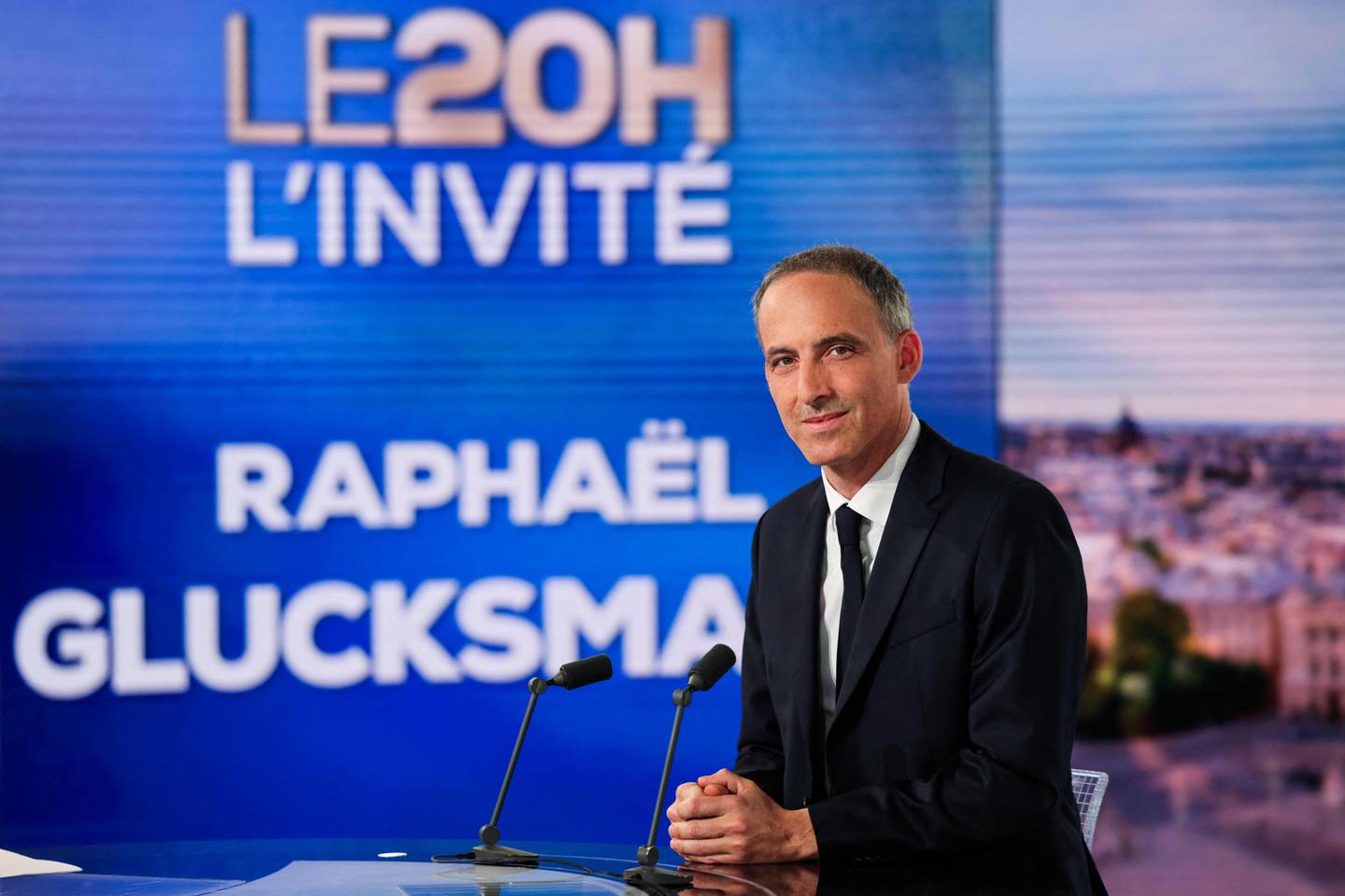 Présidentielle : Raphaël Glucksmann se donne « trois mois » pour décider  s'il sera candidat