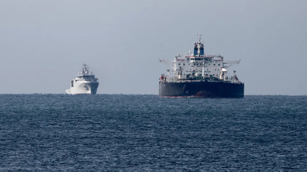 La France a arraisonné un nouveau pétrolier russe dans l'Atlantique,  annonce Emmanuel Macron - Yahoo Actualités France