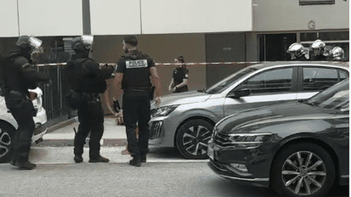 VIDÉO. Deux personnes blessées au couteau et un homme armé retranché avec une  fillette de trois ans : le Raid est intervenu à Cannes