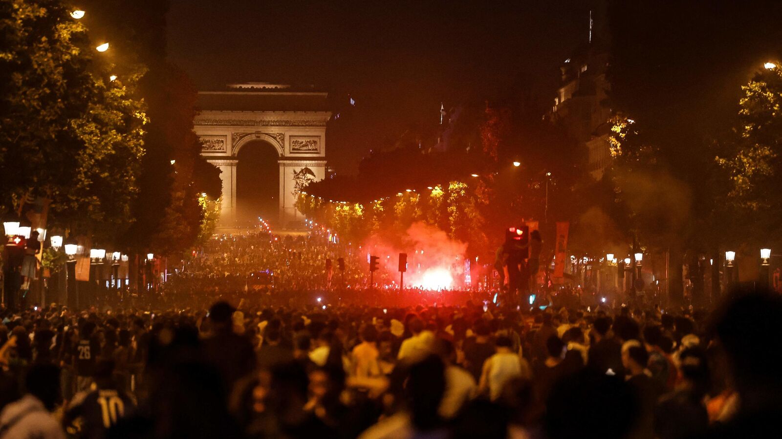 Victoire du PSG : après les débordements, la mairie du VIIIe arrondissement  réclame le « zéro rassemblement » sur les Champs-Élysées - Le Parisien
