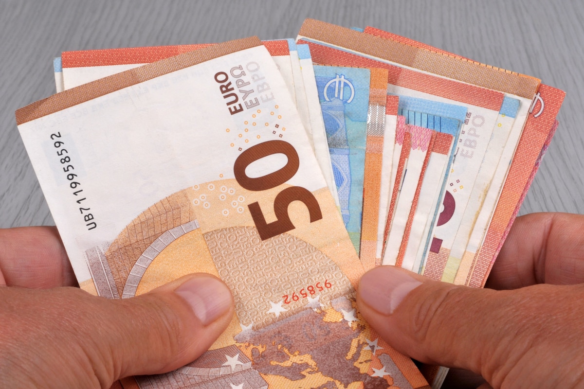 Blanchiment d'argent : Plus de 100 000 euros et 5 500 dollars saisis par la  police à Bruxelles - La DH/Les Sports+