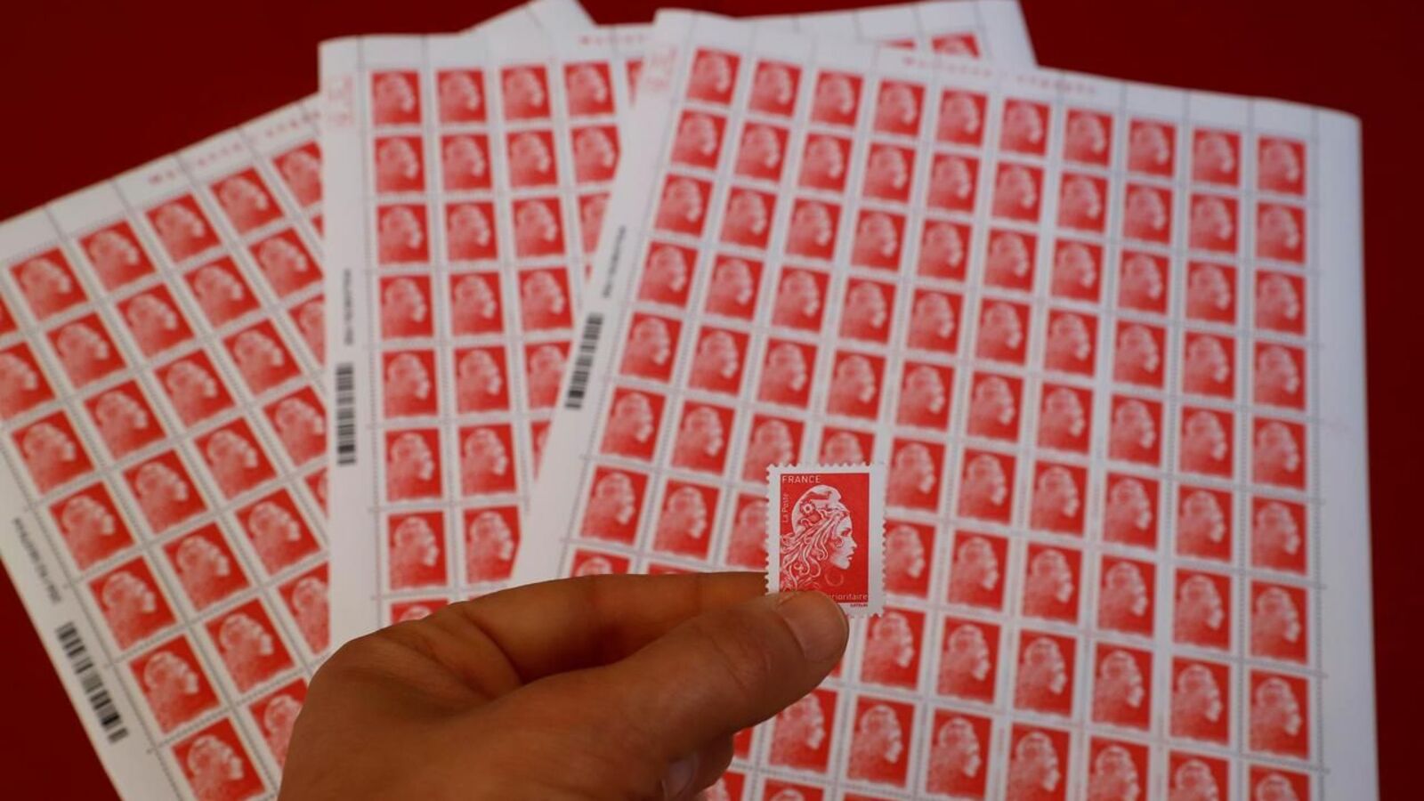 Chute du courrier, timbre rouge en sursis… la Poste doit s'inventer un  nouvel avenir - Le Parisien