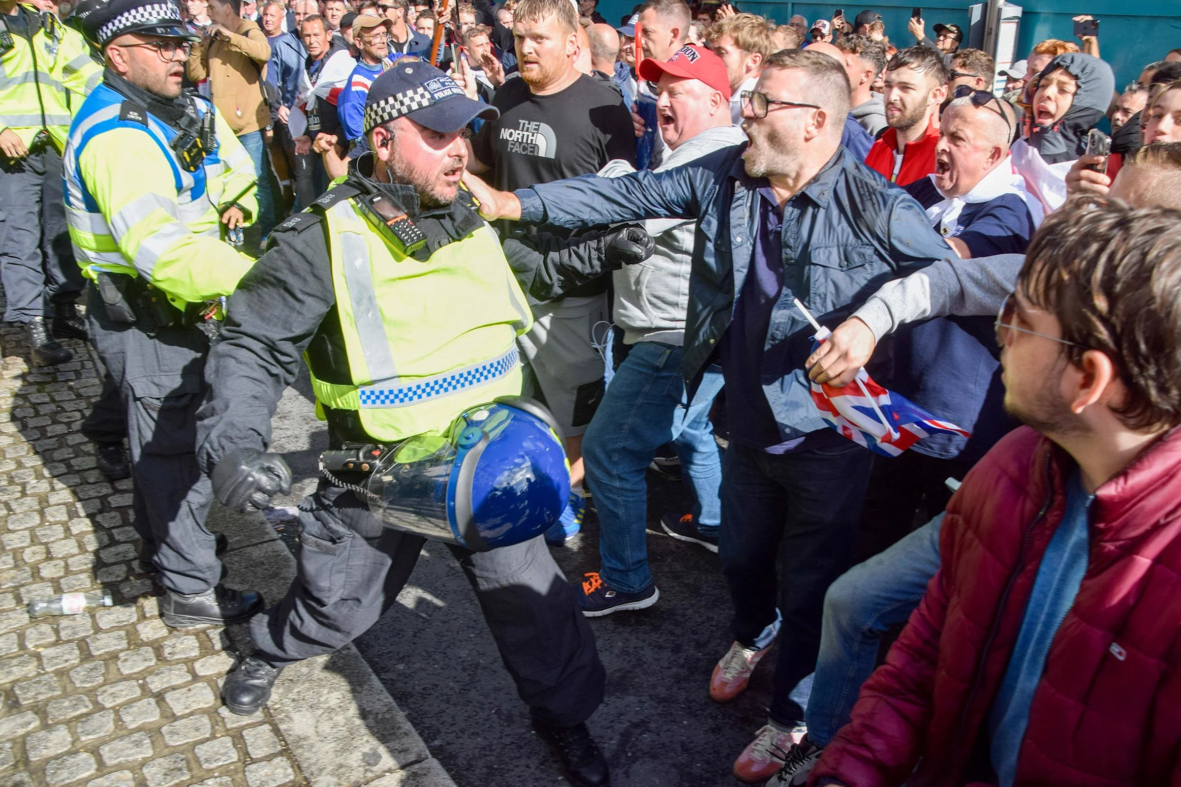En images : à Londres, l'extrême droite défile massivement et se heurte à  la police - Yahoo Actualités France