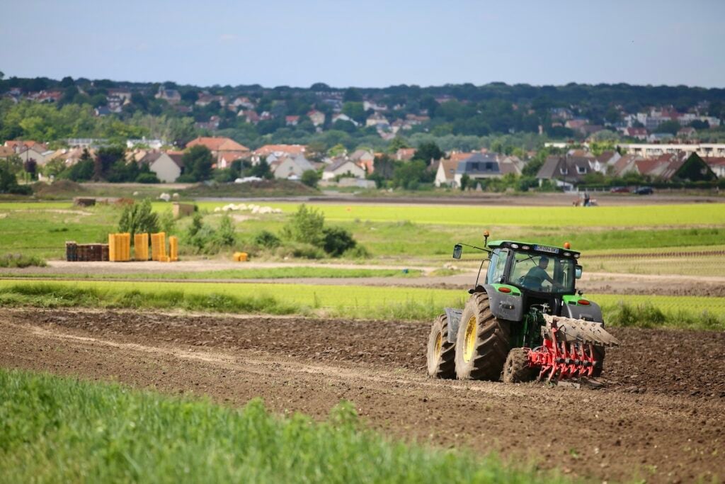 Bassines, loup, bâtiments d'élevage, accès aux terres… Que contient le  projet de loi d'urgence agricole ? — Vert