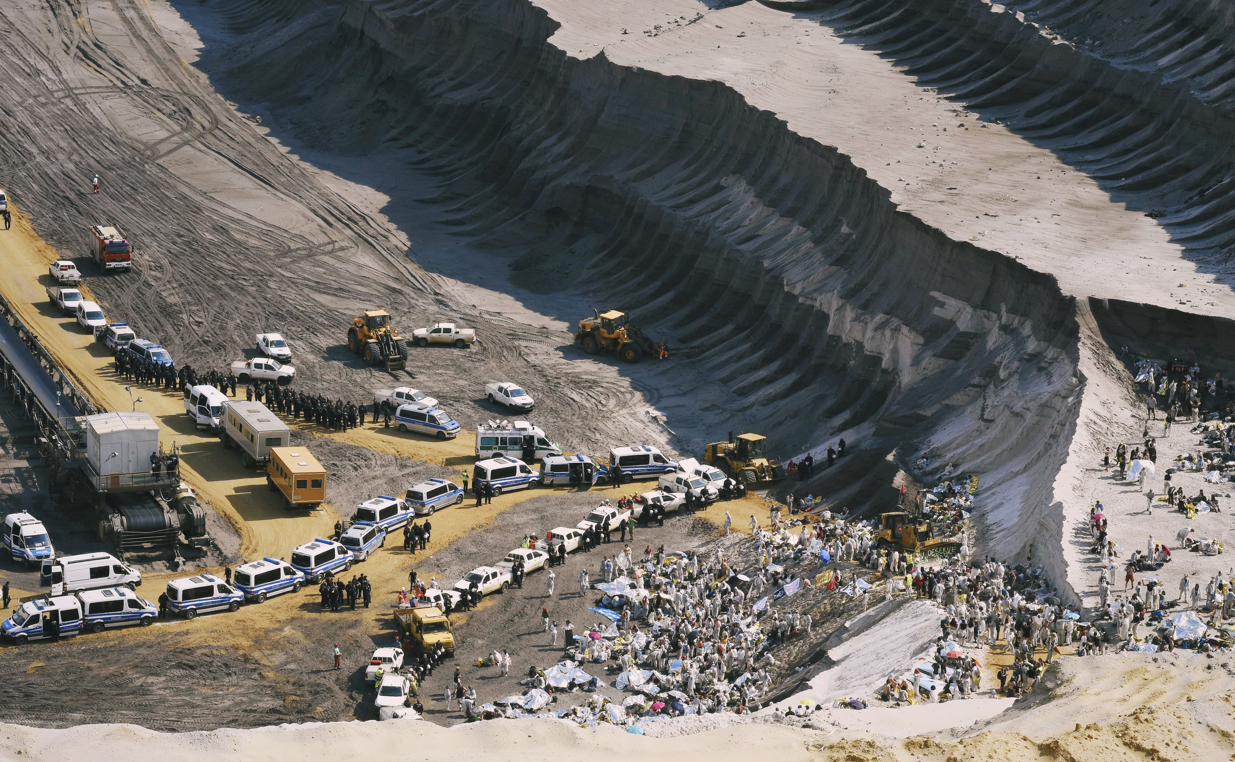 Des milliers d'activistes occupent pendant deux jours la mine de charbon la  plus polluante d'Europe - Basta!