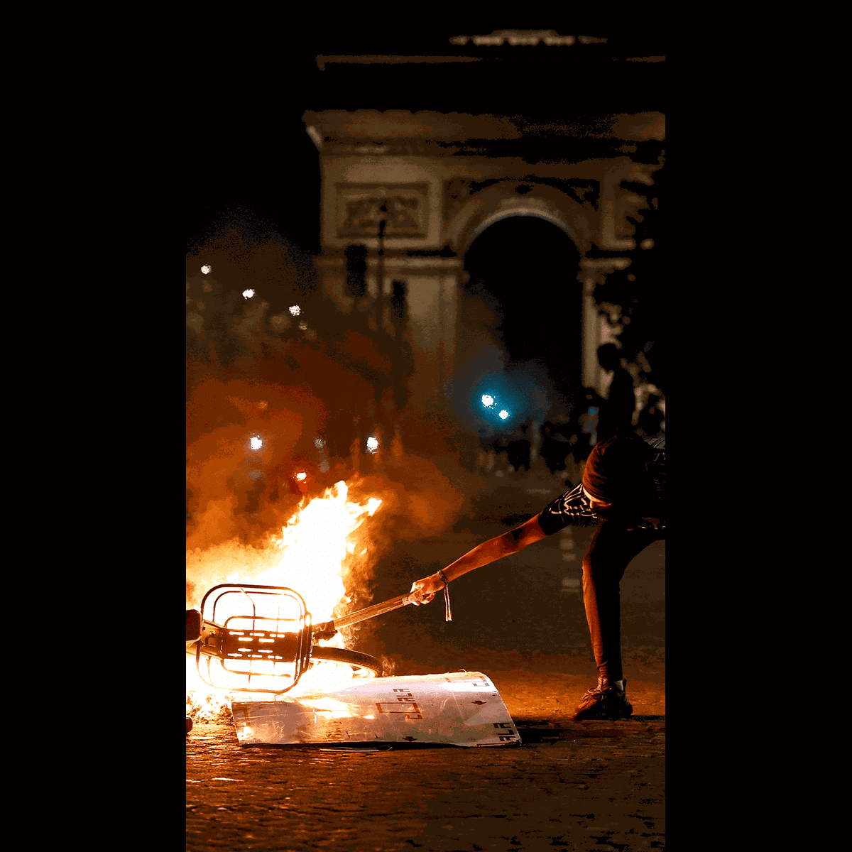 Un véhicule blesse deux piétons à Paris, 326 interpellations après la  victoire du PSG – franceinfo