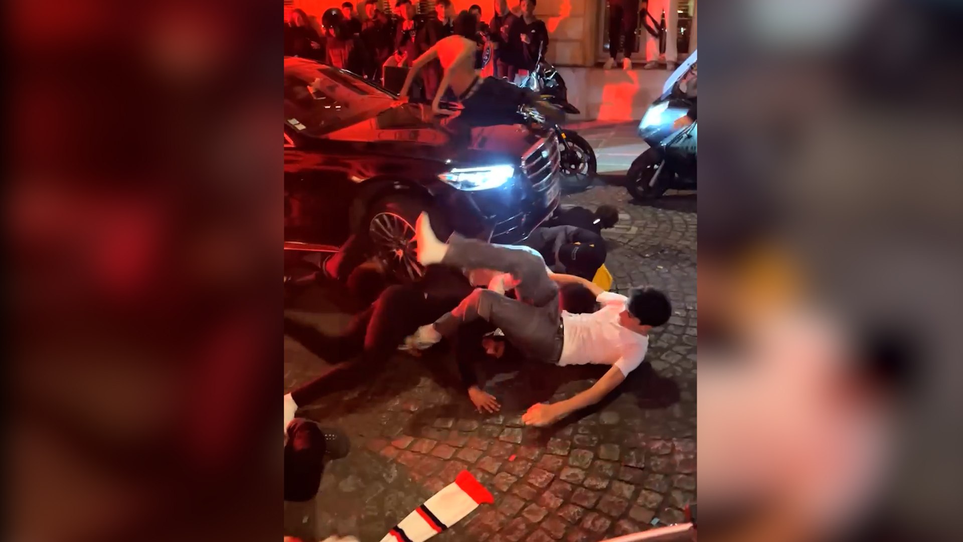 Une voiture fonce sur la foule de supporters près des Champs-Élysées après  la victoire du PSG - Vidéo Dailymotion