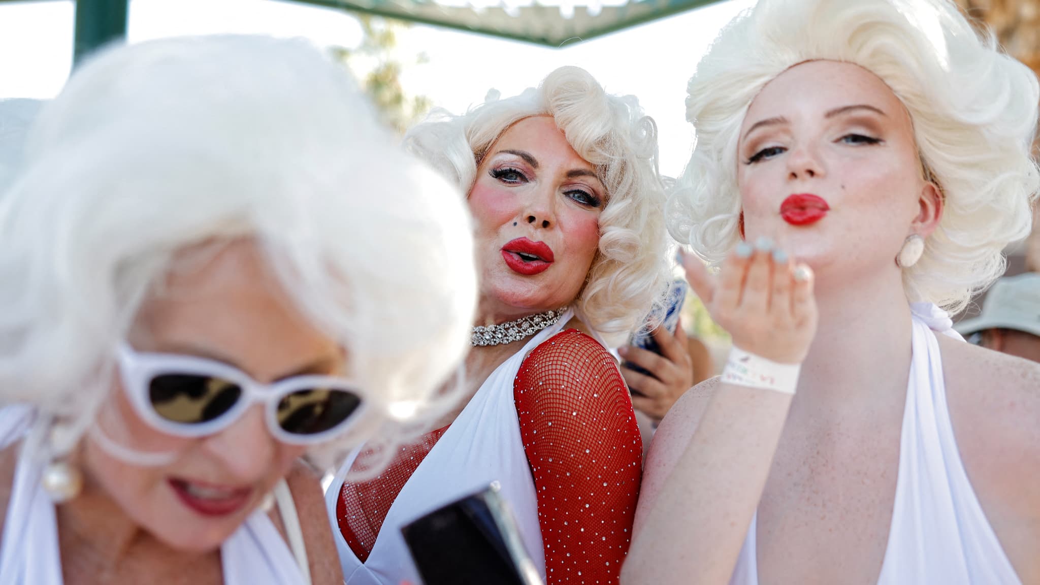 À Palm Springs, plus de 1.000 personnes déguisées en Marilyn Monroe pour le  centenaire de l'actrice