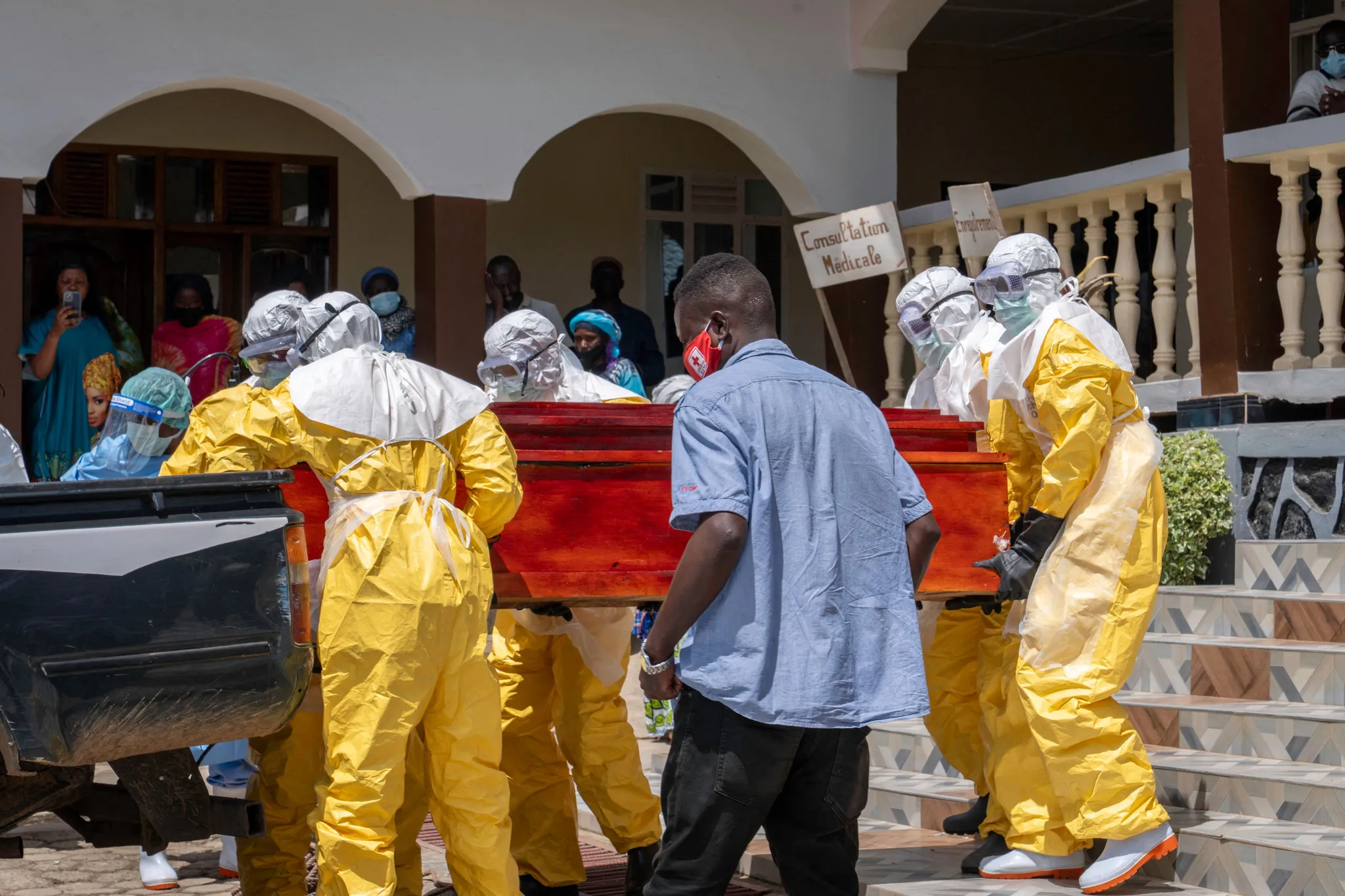 En pleine épidémie d'Ebola en RDC, les soignants font face à la défiance de  la population privée de funérailles | France Inter