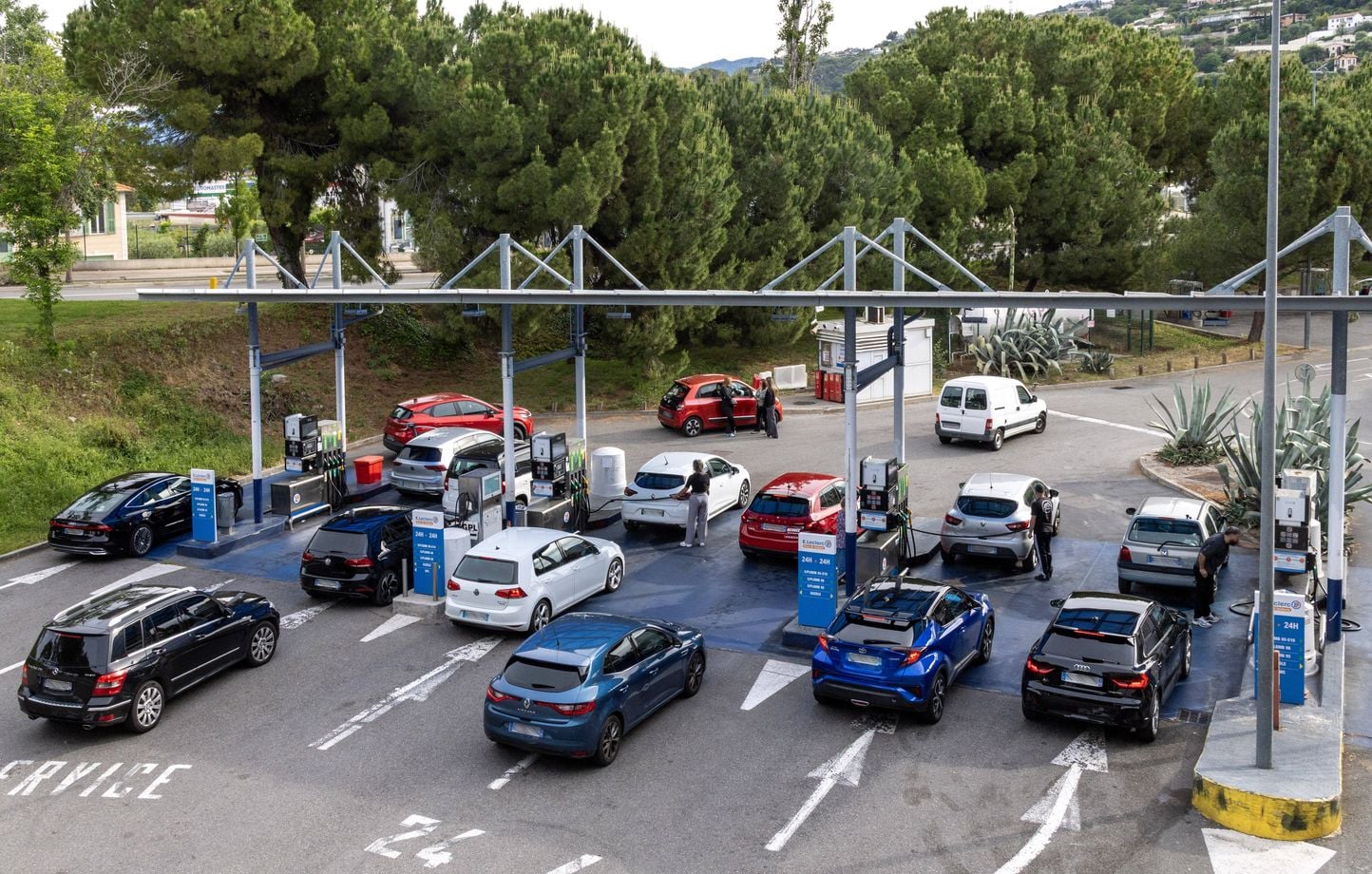 Même station-essence, prix différent : Comment certains automobilistes  paient moins cher que vous ?