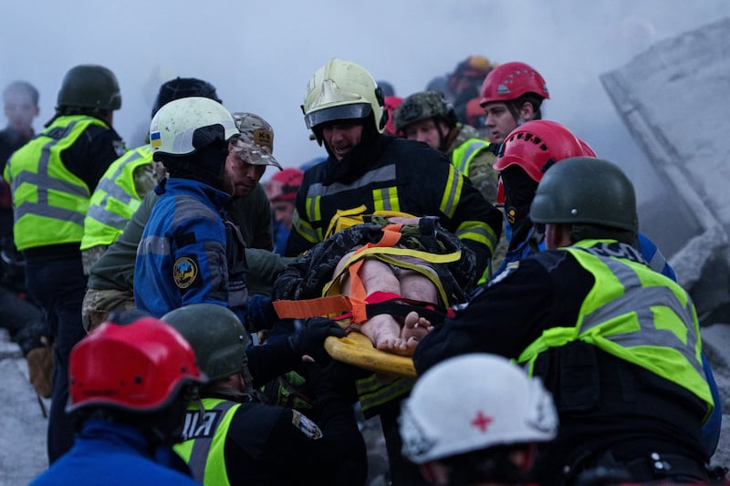 Des frappes russes ont fait cinq morts et des dizaines de blessés à Kyiv