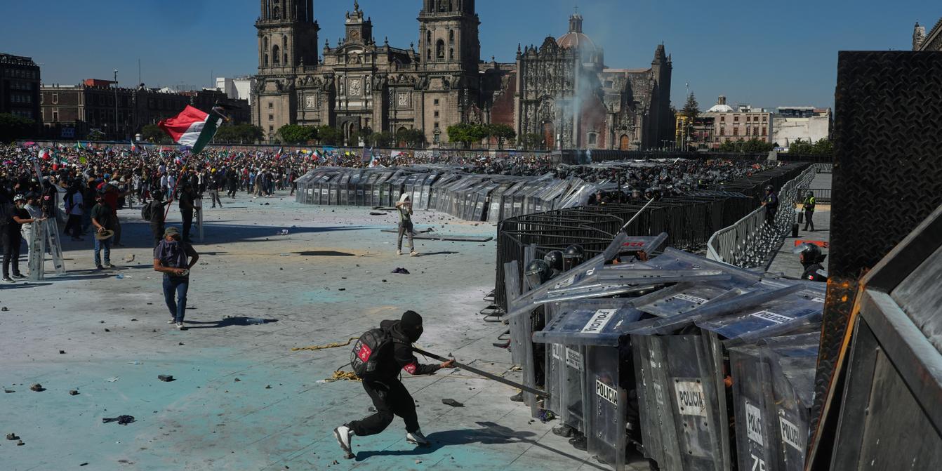 Mexique : 120 blessés à Mexico lors d'une manifestation contre la politique  du gouvernement face aux cartels