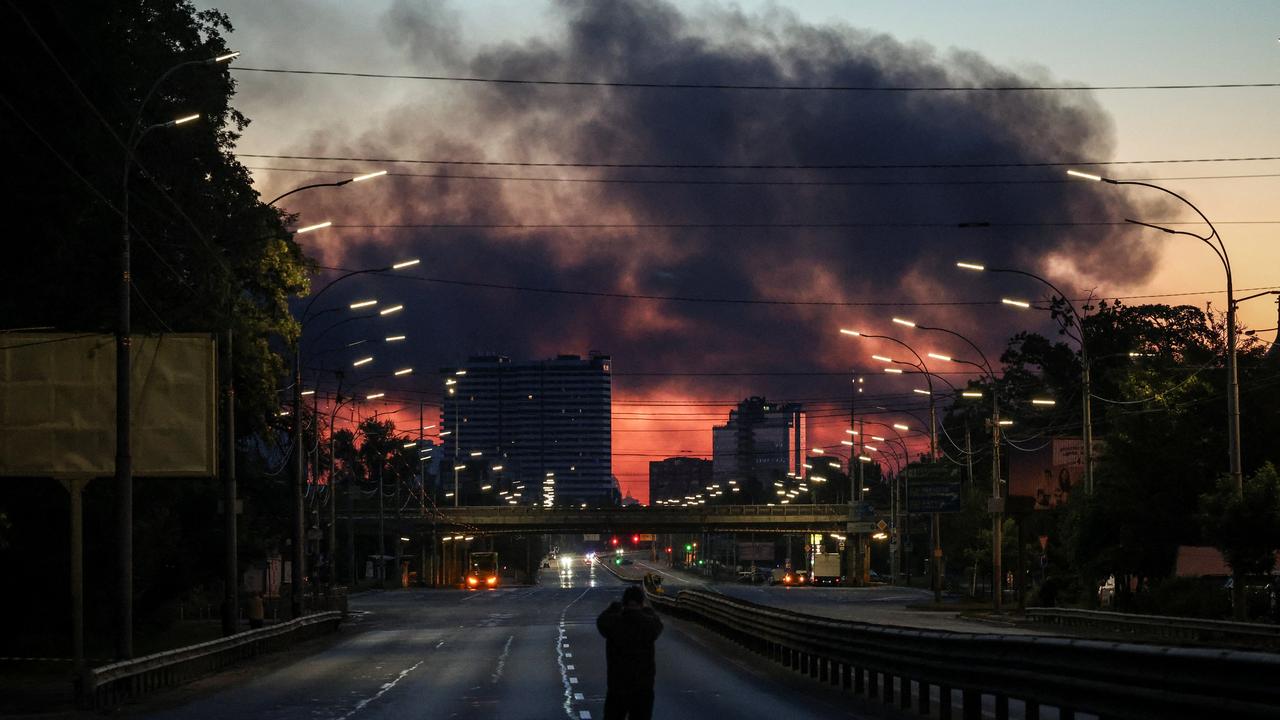Des frappes nocturnes russes font plusieurs morts dans les villes de Kiev  et Dnipro | RTS