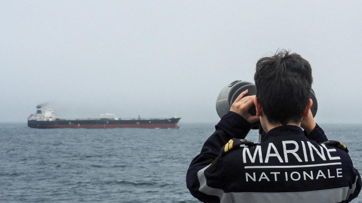 Le pétrolier en provenance de Russie arraisonné par la France attendu mardi  matin en baie de Douarnenez
